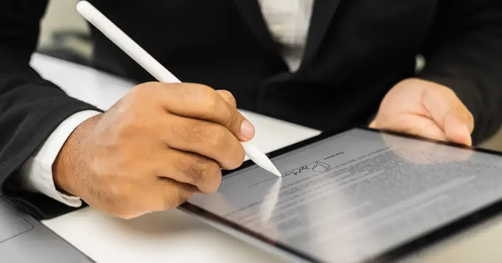close-up-businessman-hand-electronic-signature-on-tablet-by-stylus