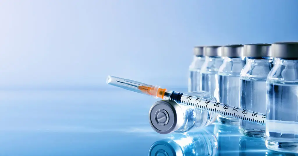 vials-group-and-syringe-on-table